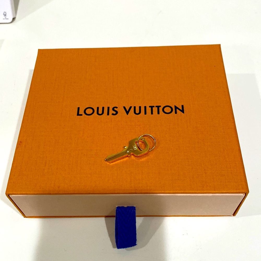 Authentic Louis Vuitton key to lock 319 Curieuse Lumineuse